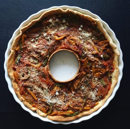 Tarte aux tomates, oignons et poivrons