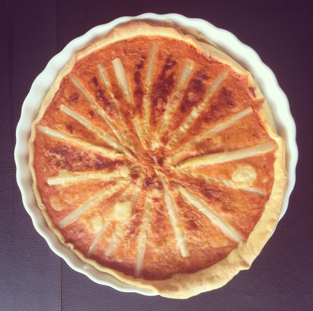 Tarte au thon, tomates et asperges
