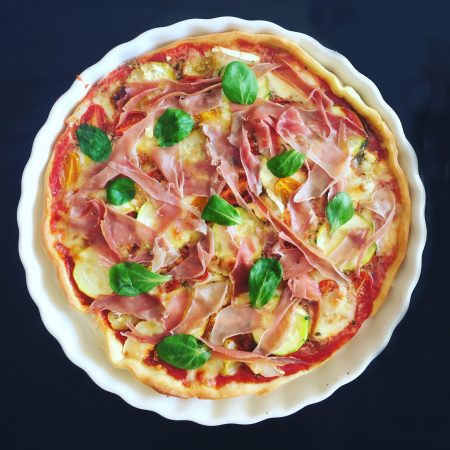 Pizza au pesto, chèvre et jambon cru