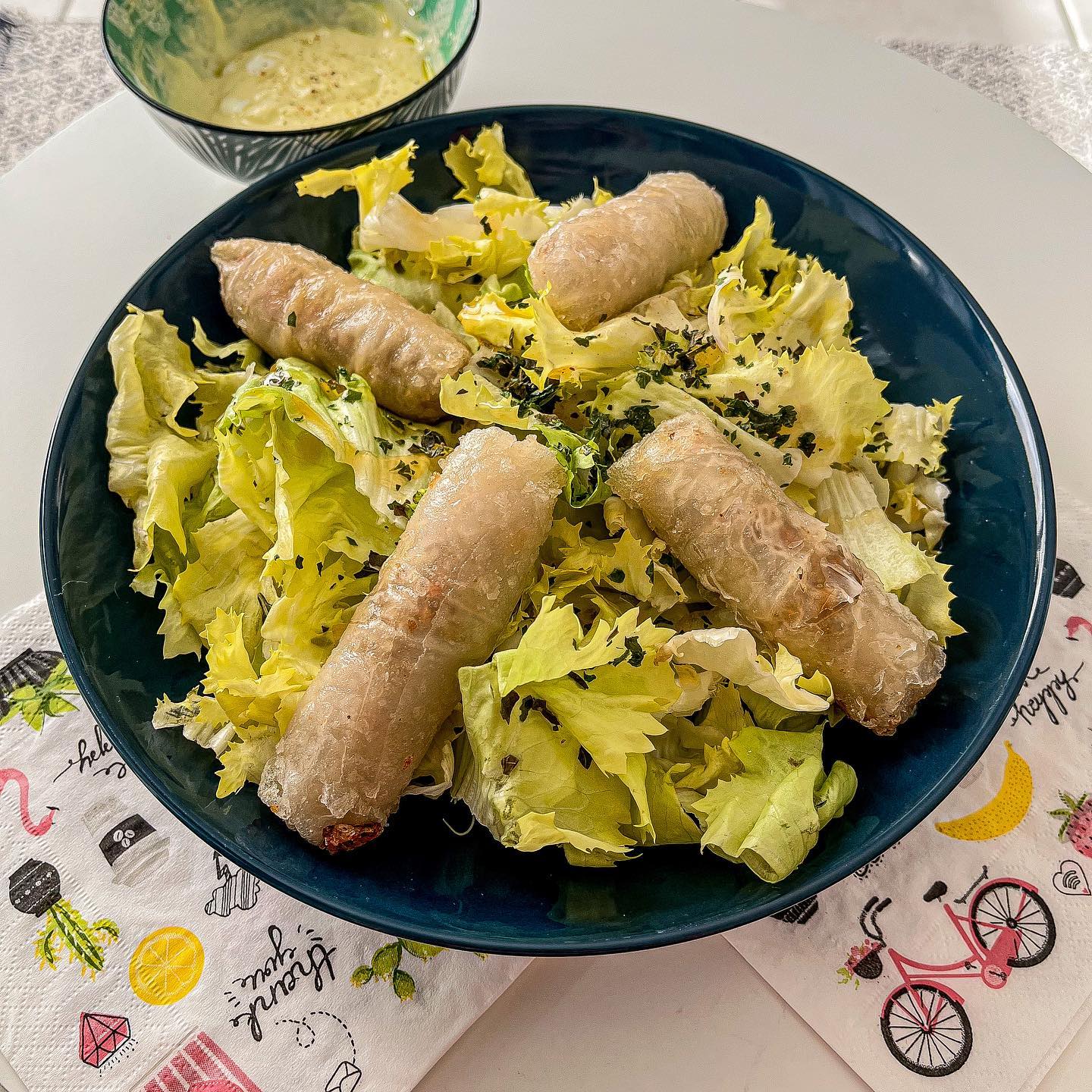 [𝙲𝚘𝚟𝚒𝚍 - 𝙳𝚎́𝚓 3 🥗]

On termine les nems de @nakatafrance avec une salade fraîche et une petite sauce césar 😊 bon lundi à tous 😘

————————————————————

#yummy #foodporn #foodlover #food #foodie #blogolyon #blogcuisine #lyon #igerslyon #pornfood #resto #restolyon  #foodporn #nakata #cuisinemoi #nems #salade #saladecesar
