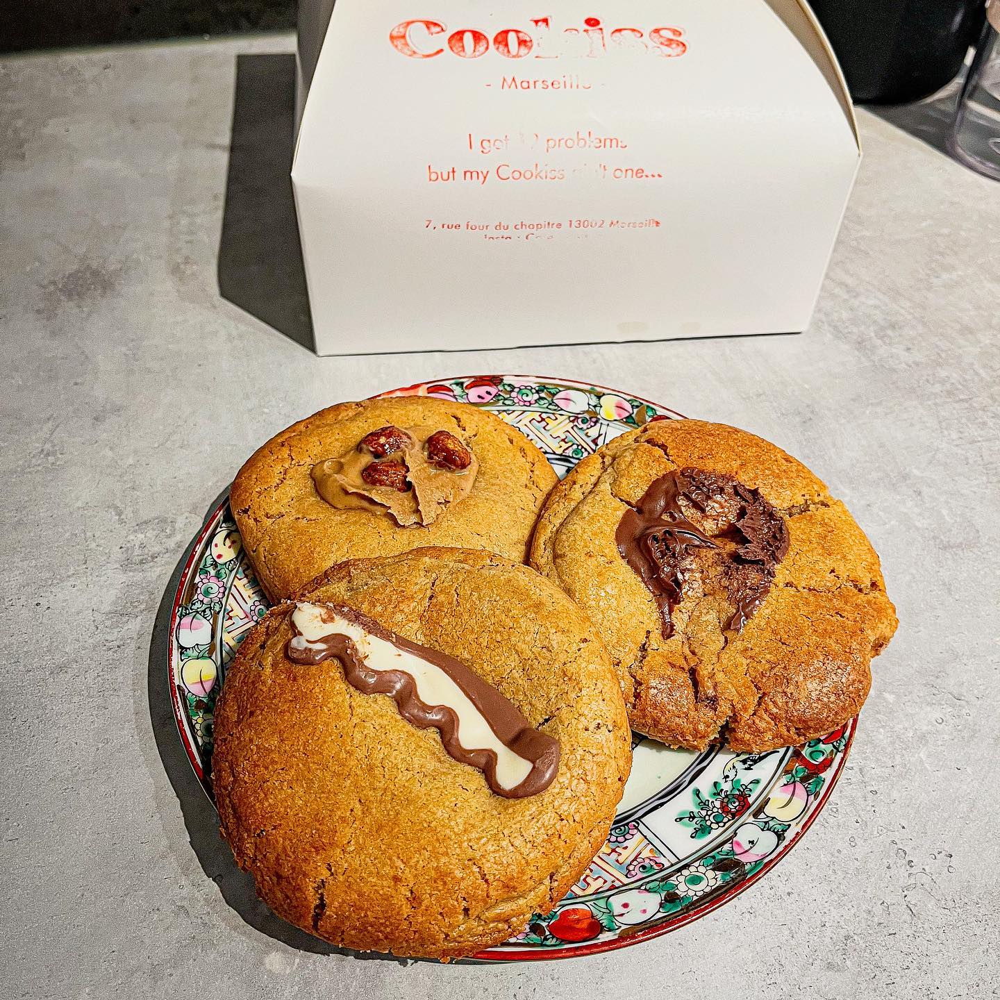 [𝙷𝚎𝚕𝚕𝚘 𝙲𝚘𝚘𝚔𝚒𝚜𝚜 🤭]

Ouvert depuis décembre 2021, @cookiss.shop se situe dans le 2eme arrondissement de Marseille et propose des cookies cuits (normal me direz-vous !) mais aussi (et surtout) de la pâte à cookie crue ! 🍪 

🧑‍🍳 1er laboratoire de pâte à cookie crue du sud de la France. 
🚩 Boutique à la devanture rose et rouge, impossible à louper !
🍪 Cookie sur mesure, en petite quantité, concoctés avec des produits bio. 
💁‍♀️ Accueil chaleureux. 
💰 3,20€ le cookie. 
⭐️ 4,9/5 sur @googlemaps (j’ai mis 5).
🗺 Lieu enregistrer sur ma carte @mapstr. 

————————————————————

#cuisine #cuisinemoi #marseille #restaurantmarseille #boutiquemarseille #cookie #cookies #cookiesmarseille #marseille #marseillefood #cookiss #joliette #cuisine #pateacookie #igers #igersmarseille