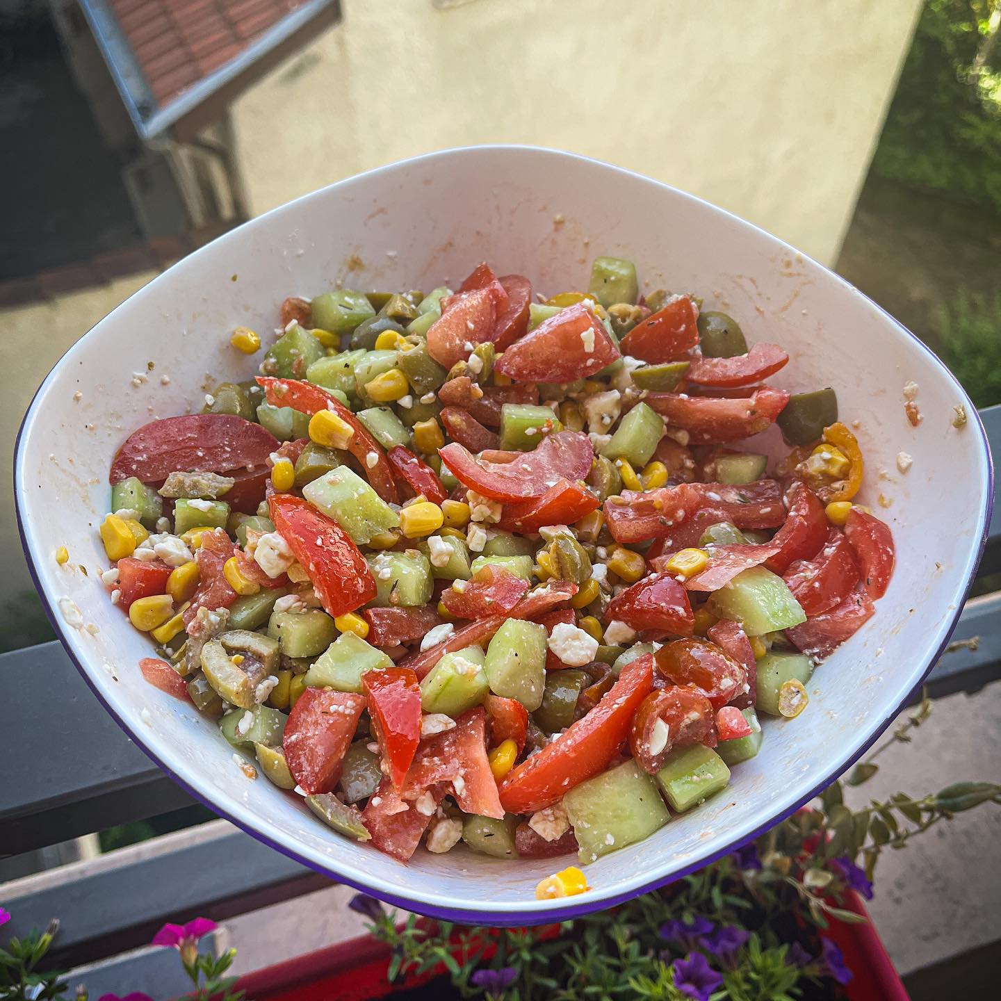 [𝙳𝚒𝚖𝚊𝚗𝚌𝚑𝚎 𝚜𝚊𝚕𝚊𝚍𝚎 / 𝚋𝚊𝚛𝚋𝚎𝚌𝚞𝚎 🙏]

Qu’avez-vous fait ce week-end ? 
Pour ma part, encore (et toujours 😋) un barbecue composé de saucisses et brochettes et bien sûr d’une jolie salade composée ☺️. 

————————————————————

1/ Lavez et découpez en lamelles, 5 tomates rondes. Versez-les dans un saladier. 
2/ Ajoutez une petite boîte de maïs. 
3/ Épluchez et découpez en deux, dans la longueur, un concombre 🥒. Videz l’intérieur puis découpez le en petits morceaux. 
4/ Ajoutez quelques olives vertes puis de la feta. 
5/ Pour l’assaisonnement, ajoutez du sel, du poivre, quelques herbes de Provence, de l’huile d’olive au basilic et du vinaigre balsamique 🌿. 

————————————————————

#cuisinemoi #cuisine #recette #recetterapide #recettefacile #blogcuisine #concombre #tomate #salade #entrée #fraicheur #recettefacilerapide #food #foodporn #foodblogger #foodpics #foodie #foodstagram
