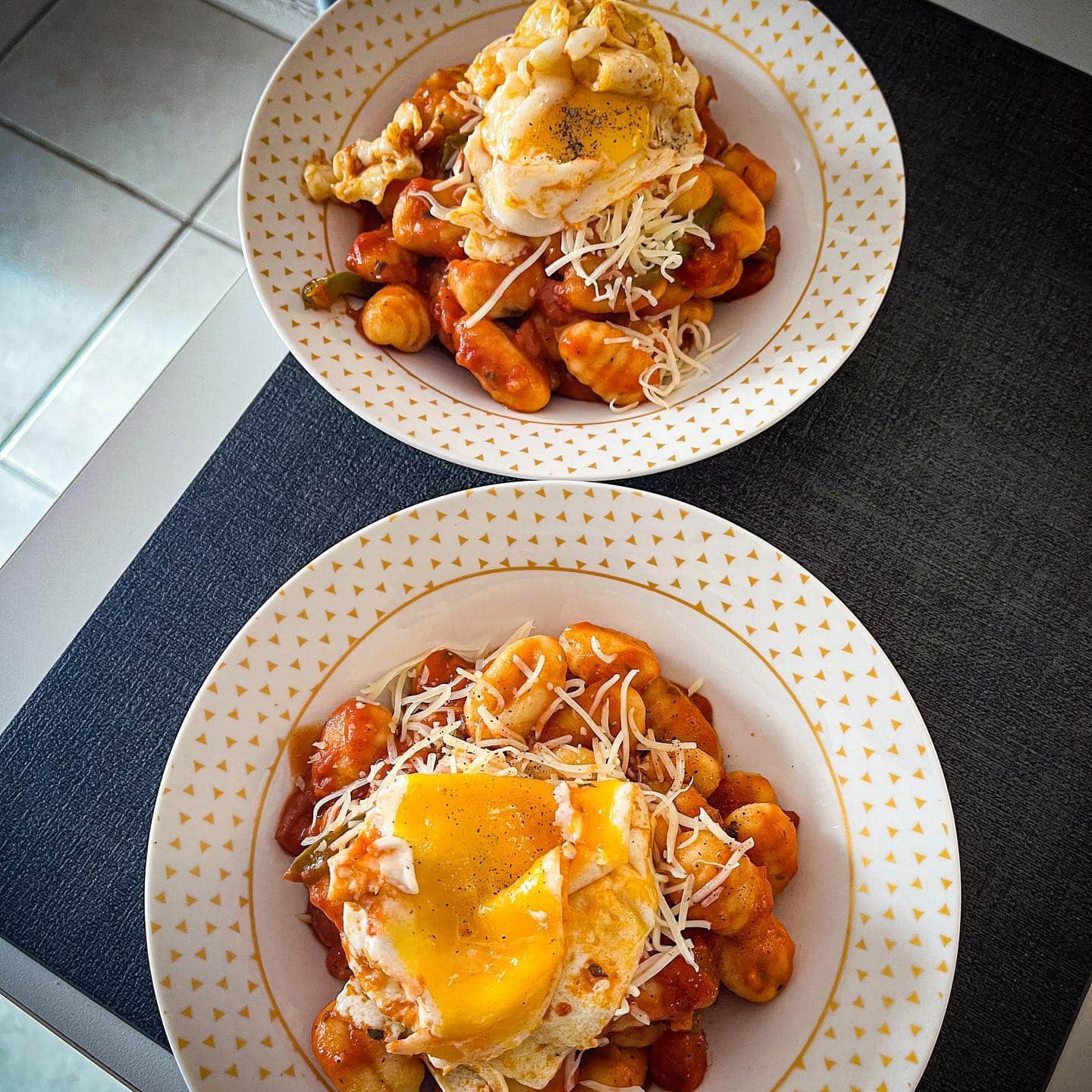 [𝙶𝚗𝚘𝚌𝚌𝚑𝚒𝚜 𝚙𝚘𝚒𝚟𝚛𝚘𝚗𝚜-𝚝𝚘𝚖𝚊𝚝𝚎 🍅]

Simplicité et efficacité avec ces gnocchis accompagnés de poivrons grillés et d’une sauce tomate au basilic 🥰.
Le petit plus pour les grosses faims, l’œuf au plat par dessus 😊.

———————————————————————

#cuisinemoi #recette #recettefacile #recettesimple #recetterapide #blogcuisine #blogolyon #gnocchis #poelée #legumes #poivrons #basilic  #tomate #homemade #homemadefood #food #foodpics