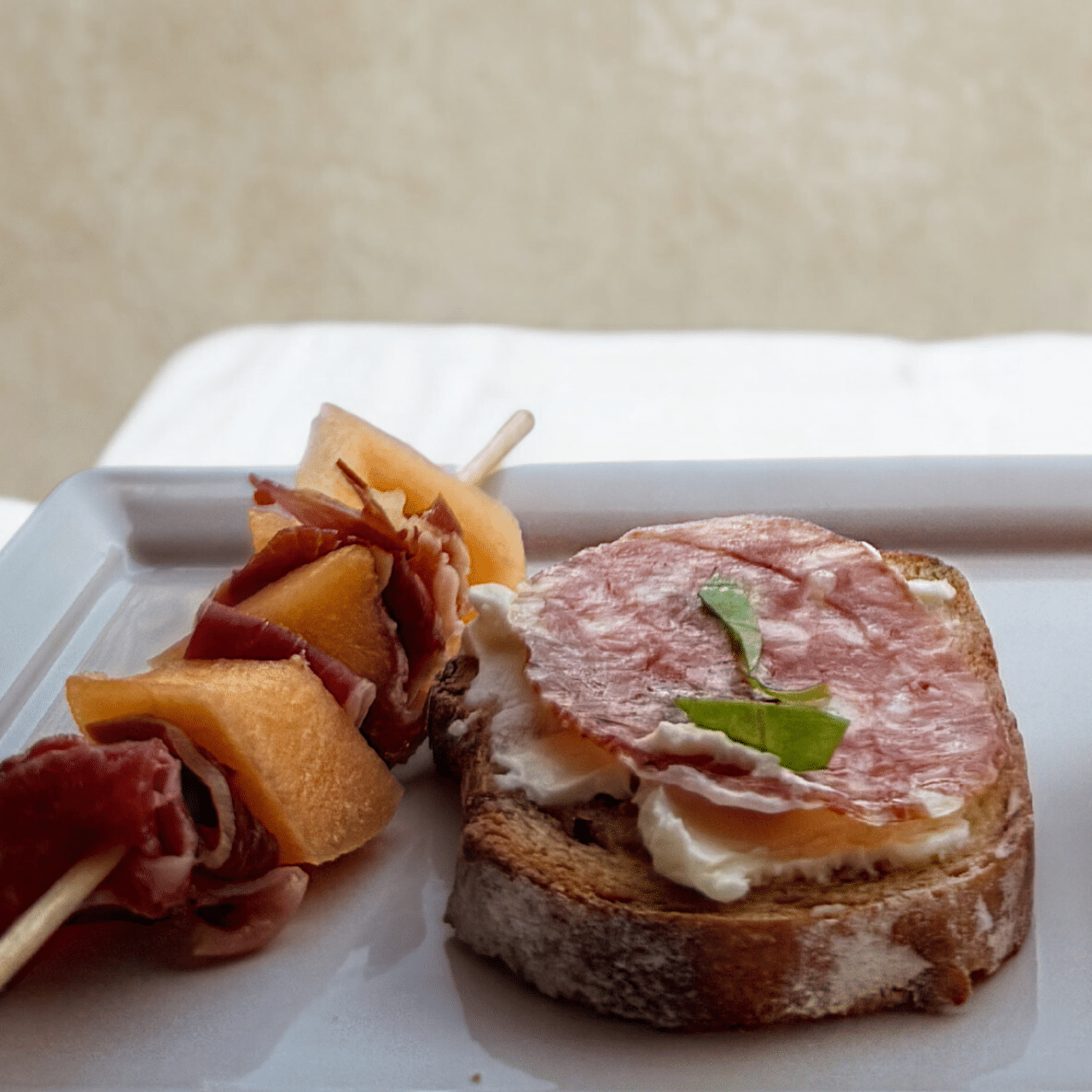 Tartines au saucisson ibérico Bellota et Saint-Môret